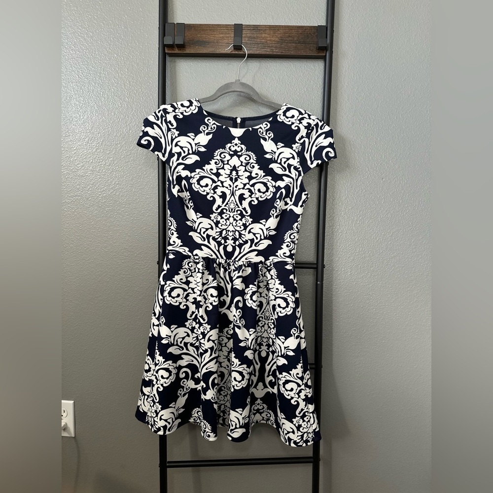 B. Darlin Navy/White Abstract Dress. Size 7/8. Worn once. - Picture 3 of 8